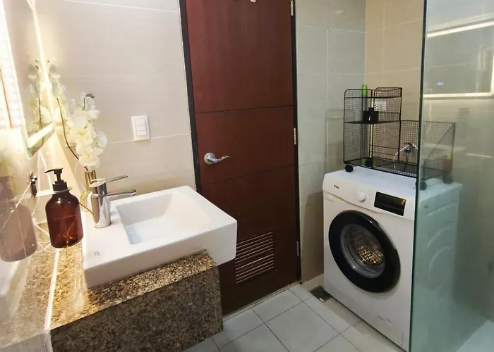 In Bgc - Uptown Mall Apartment *